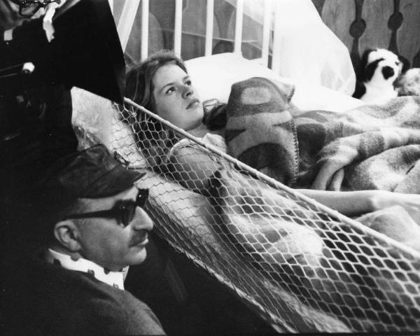 Set del film "Le farò da padre" - Regia Alberto Lattuada - 1974 - Il regista Alberto Lattuada e l'attrice Teresa Ann Savoy sul set