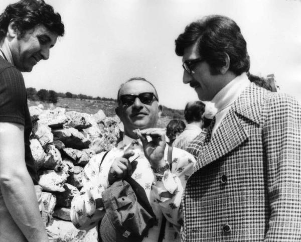 Set del film "Le farò da padre" - Regia Alberto Lattuada - 1974 - Il regista Alberto Lattuada con l'attore Luigi Proietti e un operatore sul set