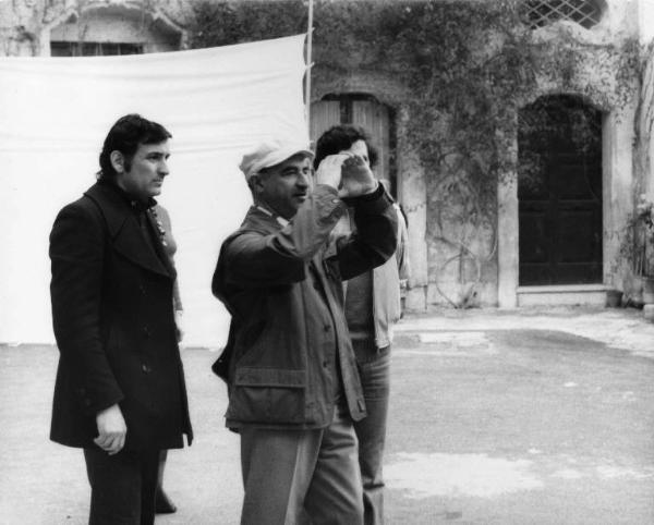 Set del film "Le farò da padre" - Regia Alberto Lattuada - 1974 - Il regista Alberto Lattuada sul set con due operatori