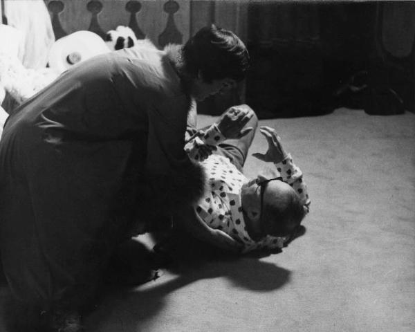 Set del film "Le farò da padre" - Regia Alberto Lattuada - 1974 - Il regista Alberto Lattuada sul set con l'attrice Irene Papas