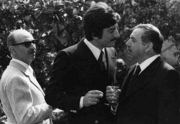 Set del film "Le farò da padre" - Regia Alberto Lattuada - 1974 - Il regista Alberto Lattuada, l'attore Luigi Proietti e un attore non identificato