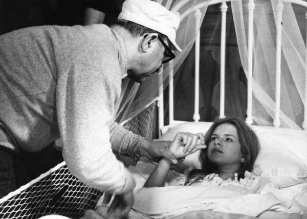 Set del film "Le farò da padre" - Regia Alberto Lattuada - 1974 - Il regista Alberto Lattuada con l'attrice Teresa Ann Savoy a letto