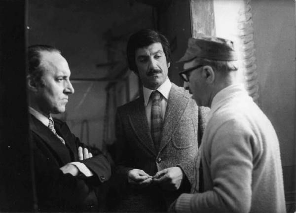 Set del film "Le farò da padre" - Regia Alberto Lattuada - 1974 - Il regista Alberto Lattuada, l'attore Luigi Proietti e un attore non identificato