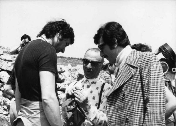 Set del film "Le farò da padre" - Regia Alberto Lattuada - 1974 - Il regista Alberto Lattuada, l'attore Luigi Proietti e un operatore