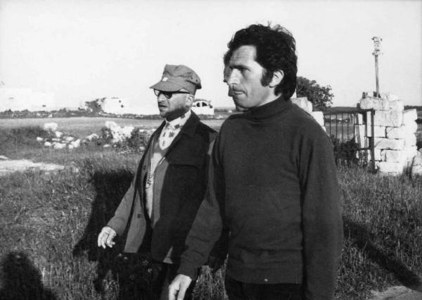 Set del film "Le farò da padre" - Regia Alberto Lattuada - 1974 - Il regista Alberto Lattuada sul set con operatori