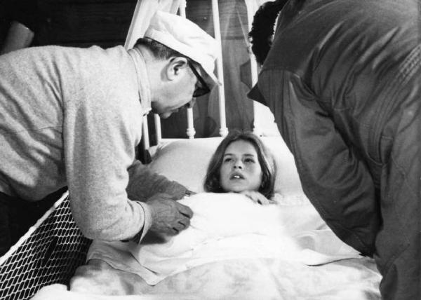 Set del film "Le farò da padre" - Regia Alberto Lattuada - 1974 - Il regista Alberto Lattuada con l'attrice Teresa Ann Savoy a letto