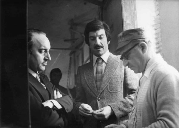 Set del film "Le farò da padre" - Regia Alberto Lattuada - 1974 - Il regista Alberto Lattuada, l'attore Luigi Proietti e un attore non identificato