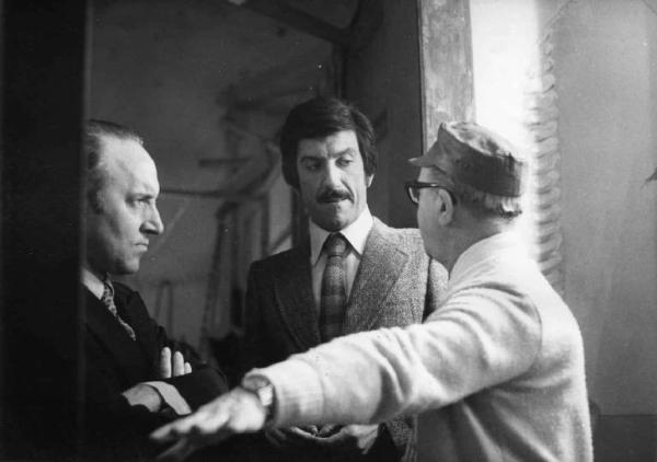 Set del film "Le farò da padre" - Regia Alberto Lattuada - 1974 - Il regista Alberto Lattuada, l'attore Luigi Proietti e un attore non identificato