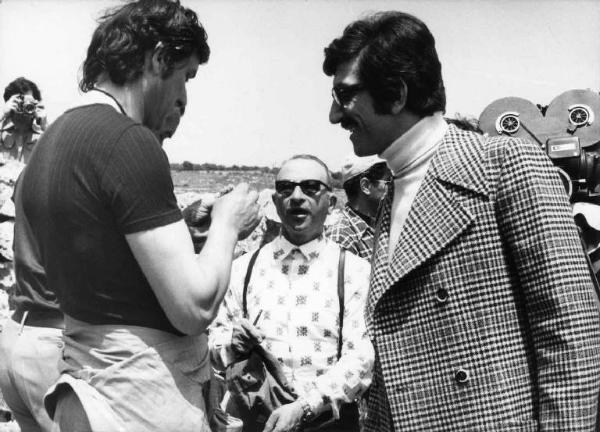 Set del film "Le farò da padre" - Regia Alberto Lattuada - 1974 - Il regista Alberto Lattuada, l'attore Luigi Proietti e alcuni operatori