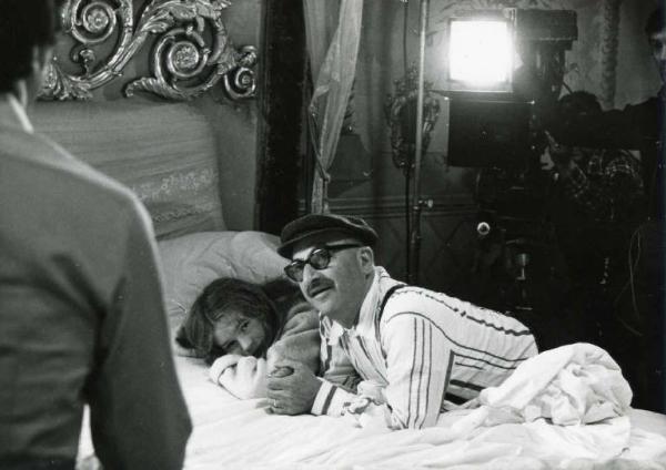 Set del film "Le farò da padre" - Regia Alberto Lattuada - 1974 - Il regista Alberto Lattuada con l'attrice Teresa Ann Savoy a letto