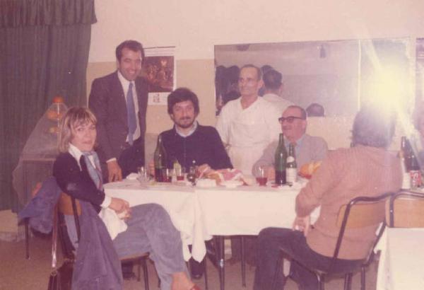 Set del film "Le farò da padre" - Regia Alberto Lattuada - 1974 - Il regista Alberto Lattuada, l'attore Luigi Proietti e persone non identificate a tavola