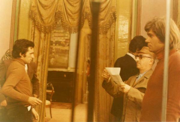 Set del film "Le farò da padre" - Regia Alberto Lattuada - 1974 - Il regista Alberto Lattuada sul set con la troupe