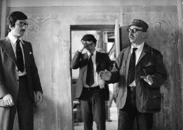 Set del film "Le farò da padre" - Regia Alberto Lattuada - 1974 - Il regista Alberto Lattuada, l'attore Luigi Proietti e un attore non identificato