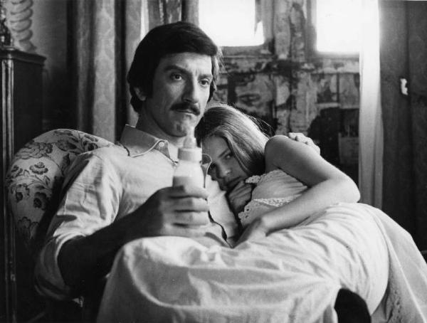 Scena del film "Le farò da padre" - Regia Alberto Lattuada - 1974 - Gli attori Luigi Proietti, con un biberon, e Teresa Ann Savoy sul set