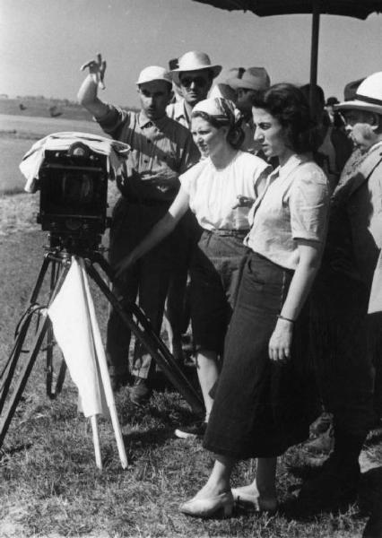 Set del film "Il mulino del Po" - Regia Alberto Lattuada - 1948 - Il regista Alberto Lattuada tra gli attori del cast dietro la macchina da presa