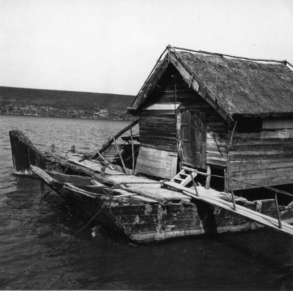 Scena del film "Il mulino del Po" - Regia Alberto Lattuada - 1948 - Una capanna sul fiume Po