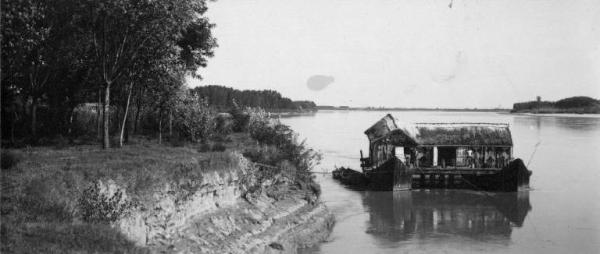 Scena del film "Il mulino del Po" - Regia Alberto Lattuada - 1948 - Una capanna sul fiume Po