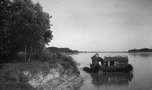 Scena del film "Il mulino del Po" - Regia Alberto Lattuada - 1948 - Una capanna sul fiume Po