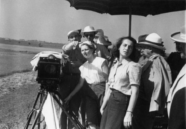 Set del film "Il mulino del Po" - Regia Alberto Lattuada - 1948 - Il regista Alberto Lattuada tra gli attori del cast dietro la macchina da presa