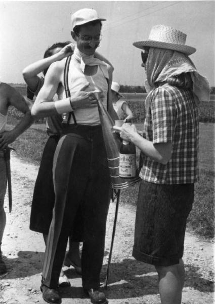 Set del film "Il mulino del Po" - Regia Alberto Lattuada - 1948 - Il regista Carlo Lizzani sul set