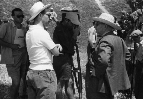 Set del film "Il mulino del Po" - Regia Alberto Lattuada - 1948 - Il regista Alberto Lattuada tra gli operatori dietro la macchina da presa