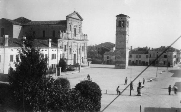 Scena del film "Il mulino del Po" - Regia Alberto Lattuada - 1948 - Una piazza