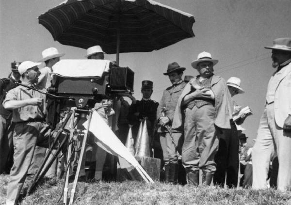 Set del film "Il mulino del Po" - Regia Alberto Lattuada - 1948 - Il regista Alberto Lattuada sul set dietro la macchina da presa