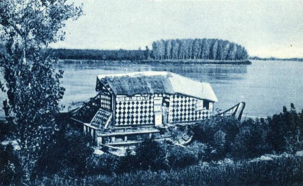 Scena del film "Il mulino del Po" - Regia Alberto Lattuada - 1948 - Una capanna su un battello sul fiume Po