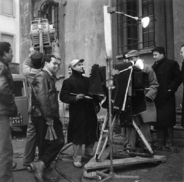 Set del film "Il mulino del Po" - Regia Alberto Lattuada - 1948 - Il regista Alberto Lattuada sul set dietro la macchina da presa