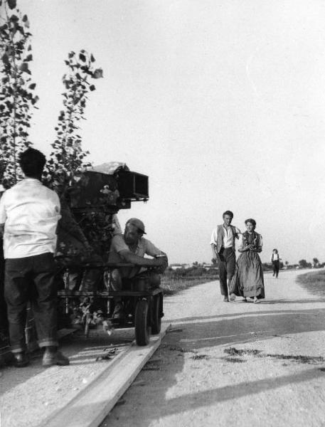 Scena del film "Il mulino del Po" - Regia Alberto Lattuada - 1948 - Gli attori Jacques Sernas e Carla del Poggio sul set con operatori dietro la macchina da presa