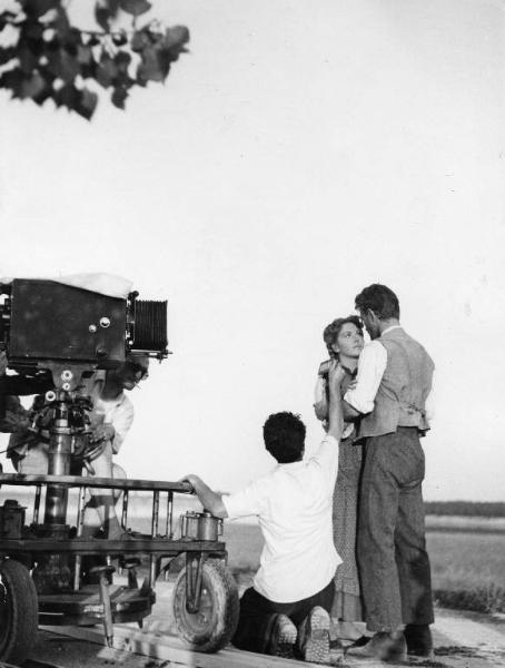 Scena del film "Il mulino del Po" - Regia Alberto Lattuada - 1948 - Gli attori Jacques Sernas e Carla del Poggio sul set con operatori dietro la macchina da presa