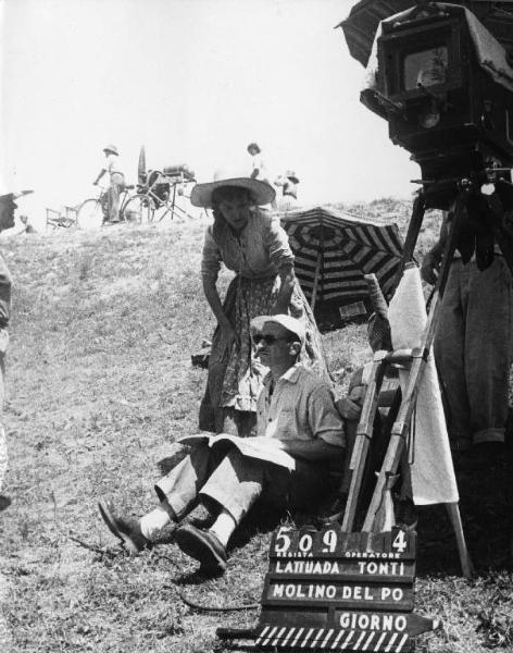 Set del film "Il mulino del Po" - Regia Alberto Lattuada - 1948 - Il regista Alberto Lattuada sul set dietro la macchina da presa