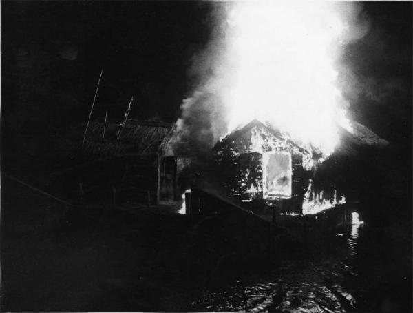 Scena del film "Il mulino del Po" - Regia Alberto Lattuada - 1948 - Una capanna in fiamme sul fiume Po