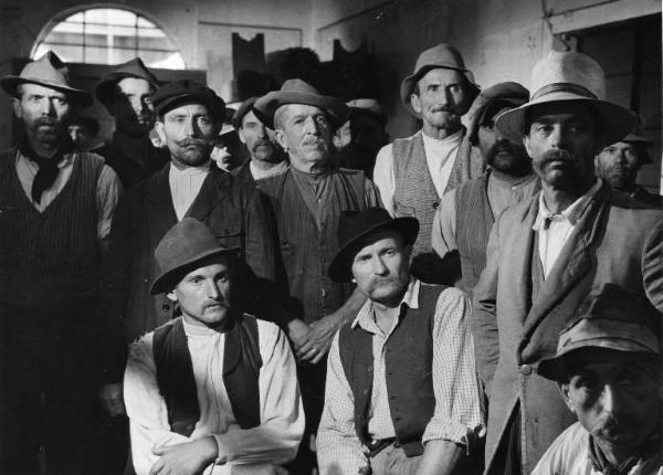 Scena del film "Il mulino del Po" - Regia Alberto Lattuada - 1948 - Gruppo di contadini