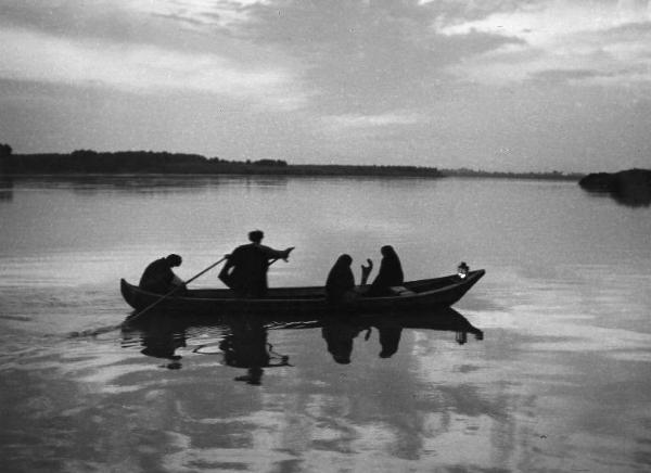 Scena del film "Il mulino del Po" - Regia Alberto Lattuada - 1948 - Attori non identificati su una barca sul fiume Po