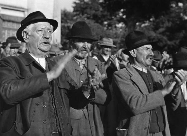 Scena del film "Il mulino del Po" - Regia Alberto Lattuada - 1948 - Gruppo di contadini