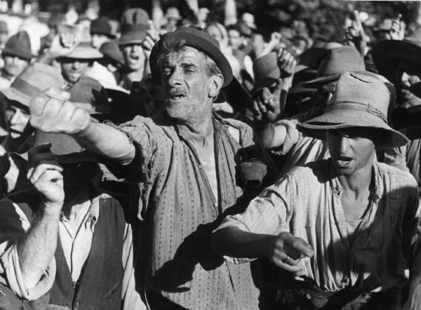 Scena del film "Il mulino del Po" - Regia Alberto Lattuada - 1948 - L'attore Giulio Calì tra una folla di contadini