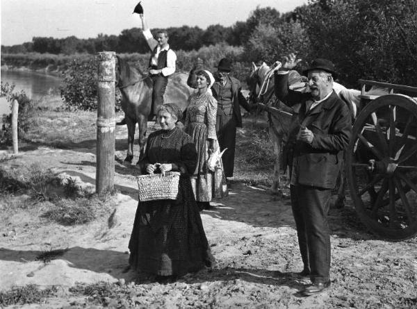 Scena del film "Il mulino del Po" - Regia Alberto Lattuada - 1948 - Gli attori Jacques Sernas, sul cavallo, Anna Carena, con un cestino in mano, e tre attori non identificati