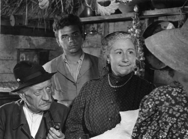 Scena del film "Il mulino del Po" - Regia Alberto Lattuada - 1948 - L'attrice Anna Carena e tre attori non identificati