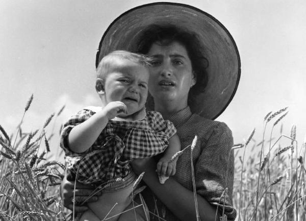 Scena del film "Il mulino del Po" - Regia Alberto Lattuada - 1948 - Un'attrice non identificata e un bambino