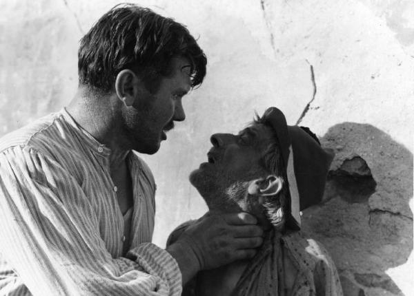 Scena del film "Il mulino del Po" - Regia Alberto Lattuada - 1948 - Gli attori Giacomo Giuradei e Giulio Calì