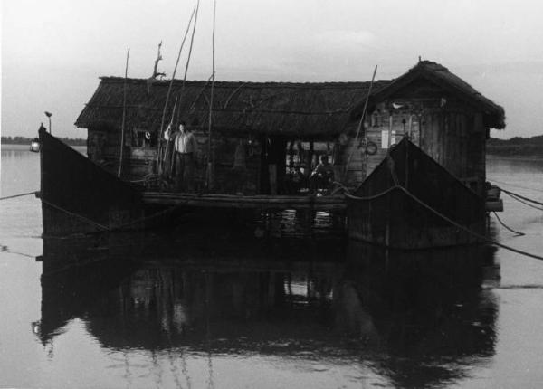 Scena del film "Il mulino del Po" - Regia Alberto Lattuada - 1948 - L'attore Giacomo Giuradei in una capanna sul fiume Po