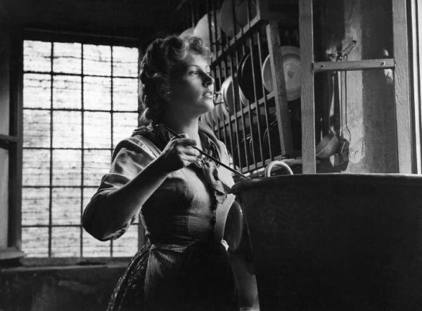 Scena del film "Il mulino del Po" - Regia Alberto Lattuada - 1948 - L'attrice Carla Del Poggio in cucina