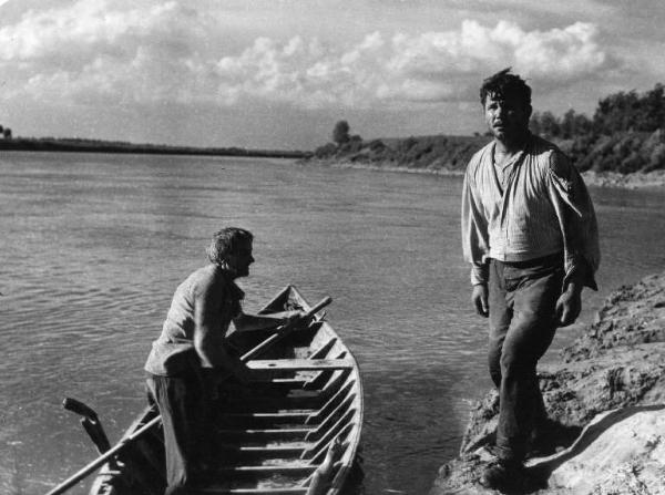 Scena del film "Il mulino del Po" - Regia Alberto Lattuada - 1948 - Gli attori Giacomo Giuradei e Giulio Calì in barca sul fiume Po