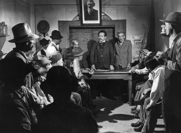 Scena del film "Il mulino del Po" - Regia Alberto Lattuada - 1948 - Gli attori Nino Pavese, Alfredo Ragusa, Giulio Calì e attori non identificati