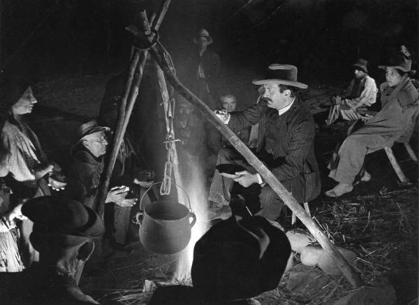 Scena del film "Il mulino del Po" - Regia Alberto Lattuada - 1948 - L'attore Nino Pavese e dei contadini