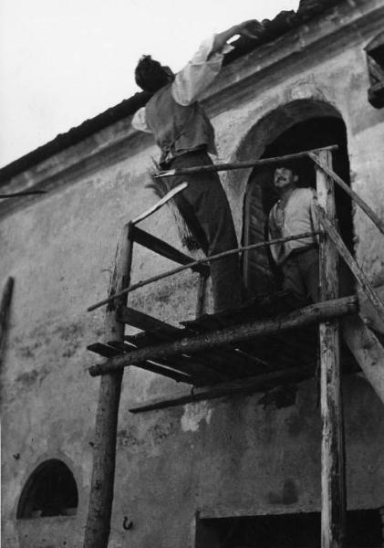 Scena del film "Il mulino del Po" - Regia Alberto Lattuada - 1948 - L'attore Giacomo Giuradei e un attore non identificato di spalle