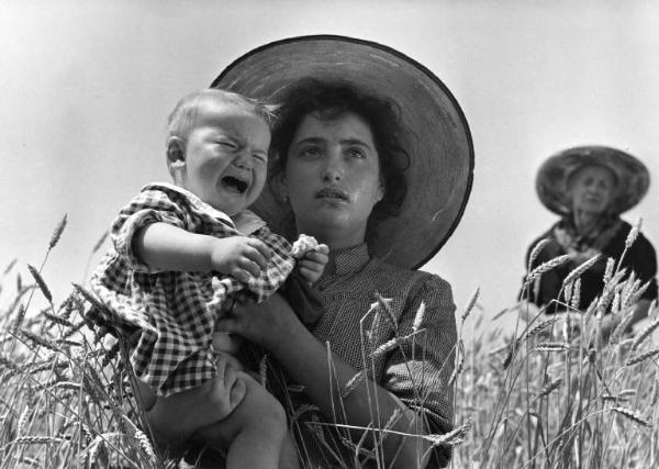 Scena del film "Il mulino del Po" - Regia Alberto Lattuada - 1948 - Un'attrice non identificata e un bambino