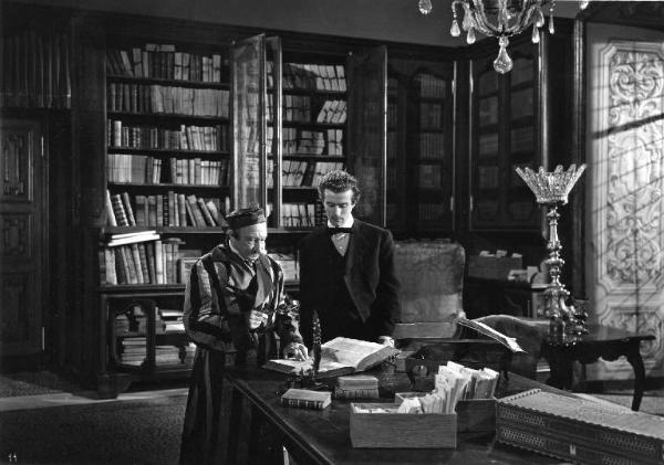 Scena del film "Giacomo l'idealista" - Regia Alberto Lattuada - 1943 - Gli attori Domenico Viglione Borghese, in vestaglia, e Massimo Serato sfogliano un libro