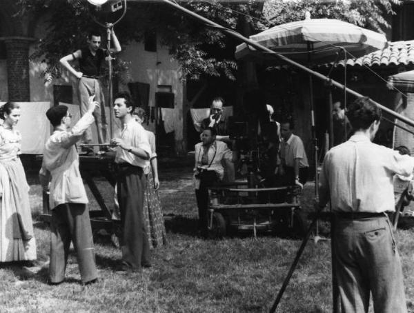 Set del film "Giacomo l'idealista" - Regia Alberto Lattuada - 1943 - Il regista Alberto Lattuada con gli operatori sul set